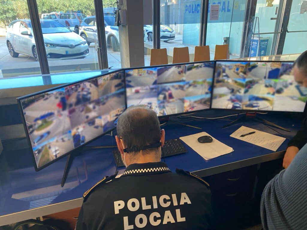 Agente de la policía local ante tres monitores con las cámaras del municipio