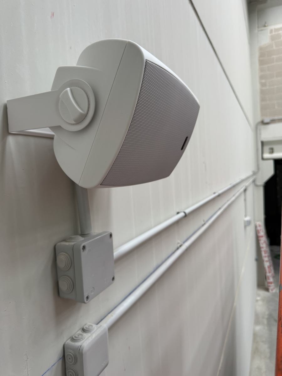 Altavoz de pared del hilo musical con canalización vista