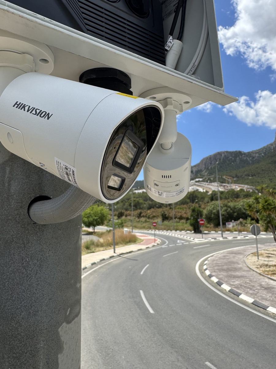 Cámara bullet Hikvision ColorVu junto a radioenlace
