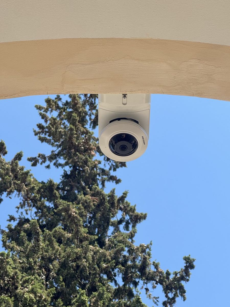 Cámara domo Hikvision instalada bajo un alero