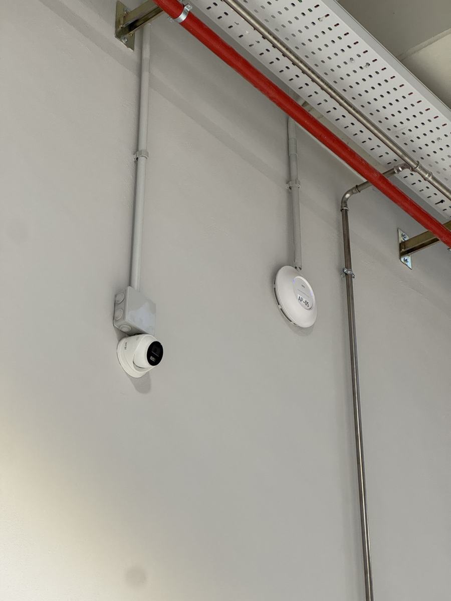 Cámara domo y punto de acceso WiFi 6 instalados en pared