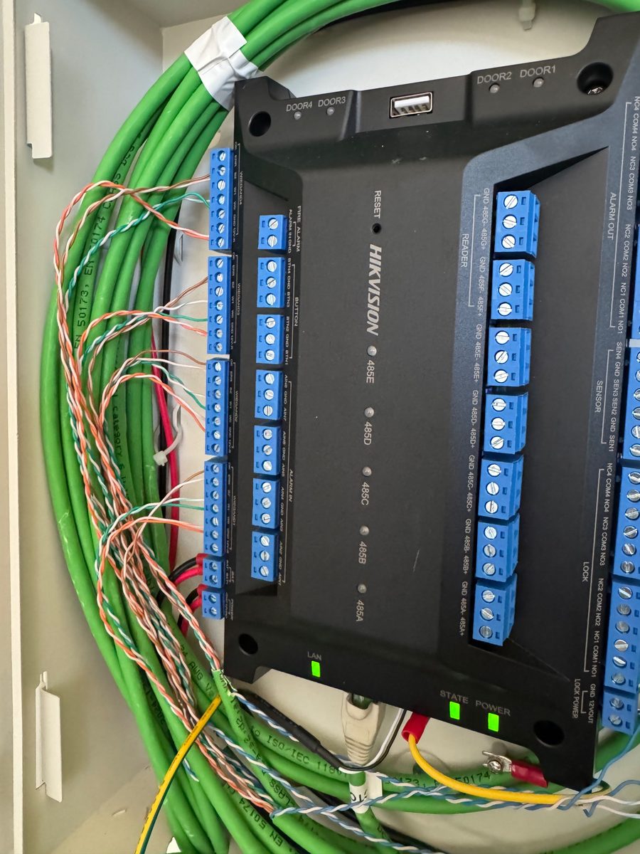 Controladora Hikvision de control de accesos cableada