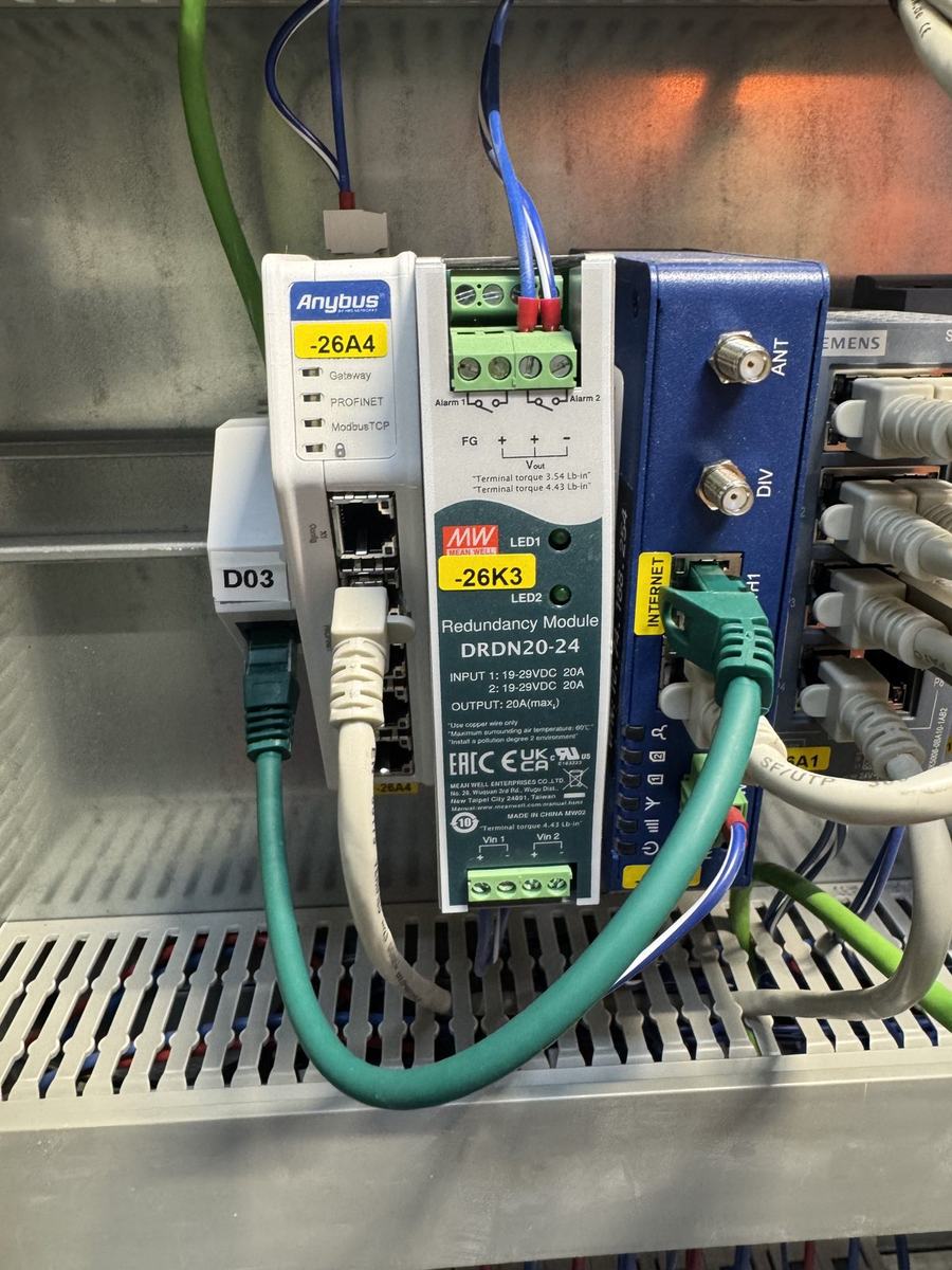 Cuadro de control de la maquinaria con pasarela Anybus, módulo de redundancia Mean Well y router de datos