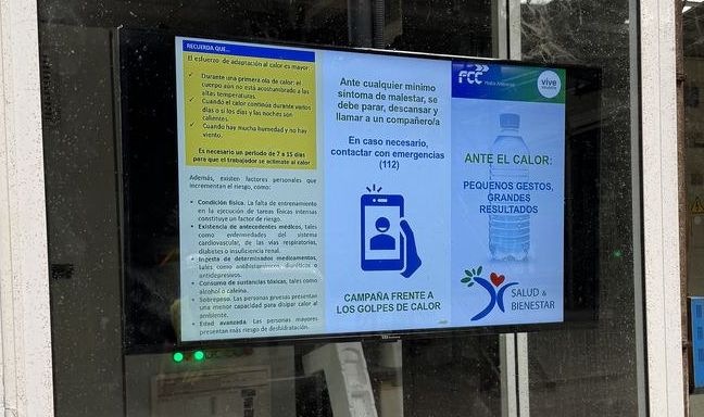 Detalle de la pantalla mostrando una campaña de prevención frente a los golpes de calor