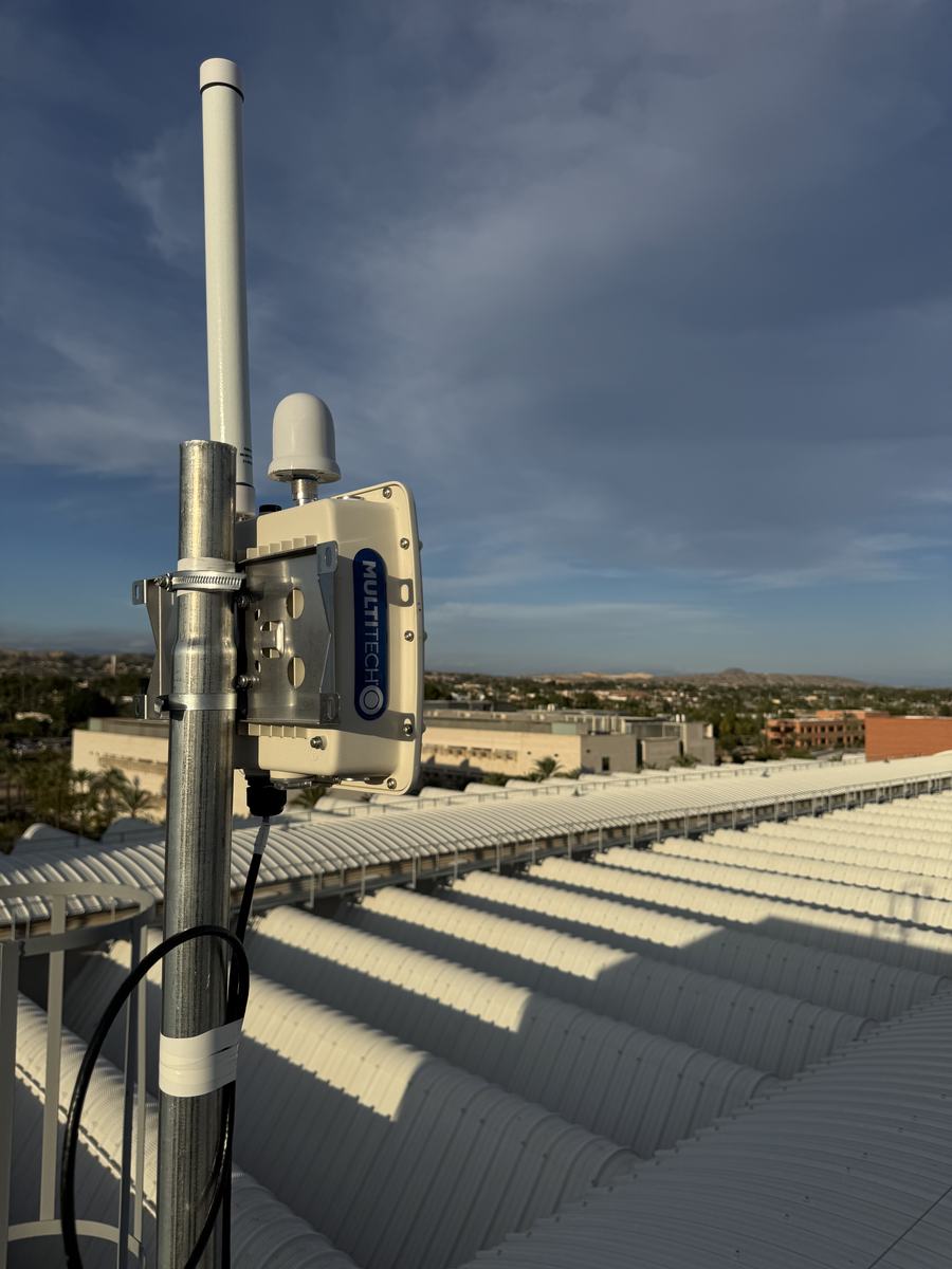 Gateway LoRaWAN MultiTech de exterior con antena omnidireccional sobre mástil