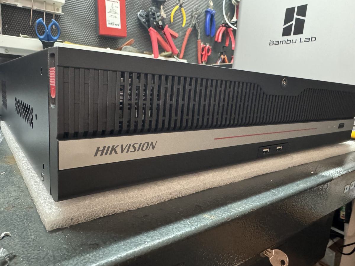 Grabador Hikvision iDS-9664 antes de su instalación