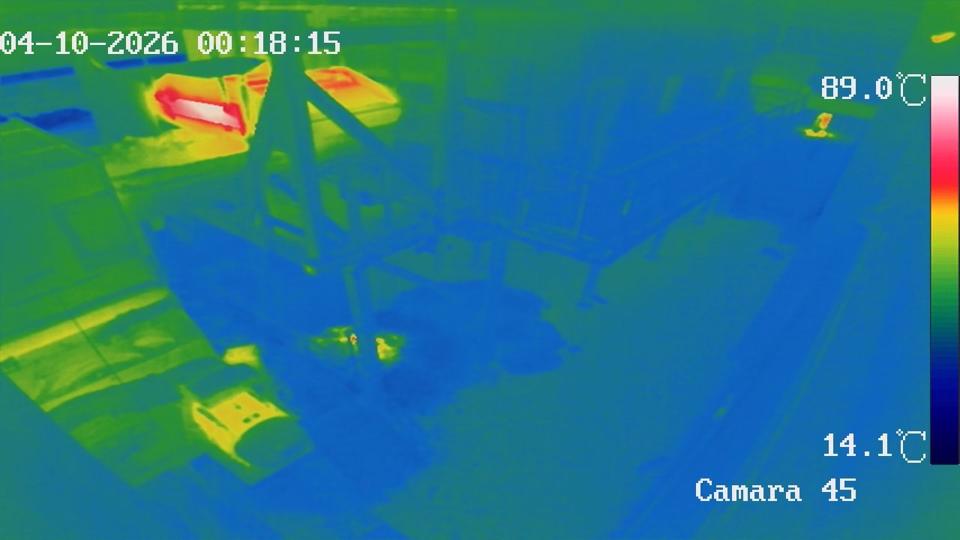 Imagen térmica de la zona de voluminosos: puntos calientes de maquinaria a 89 °C sobre fondo frío