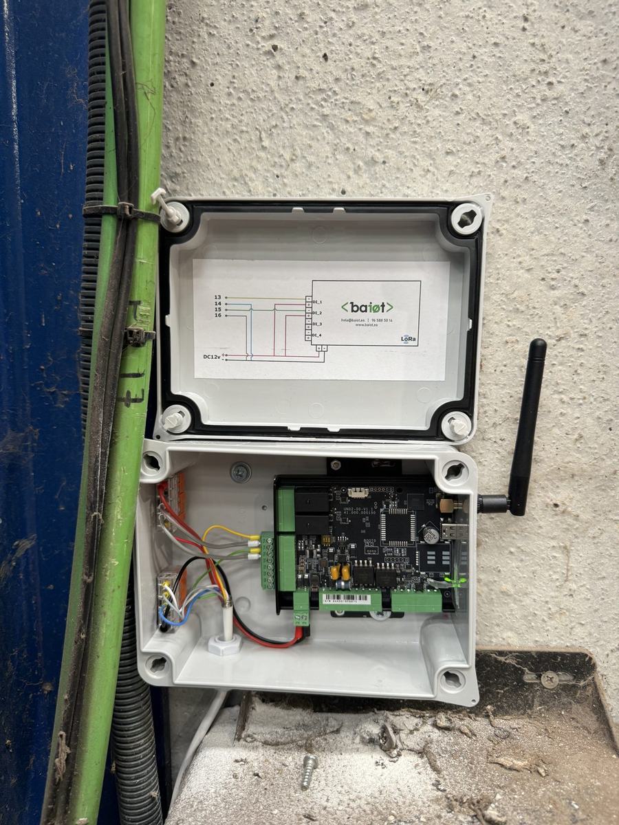 Interior de un nodo LoRaWAN de BAIOT con su esquema de conexión en la tapa