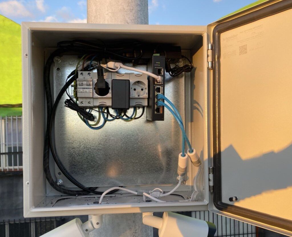 Interior del cajón estanco con protecciones, alimentación y switch PoE