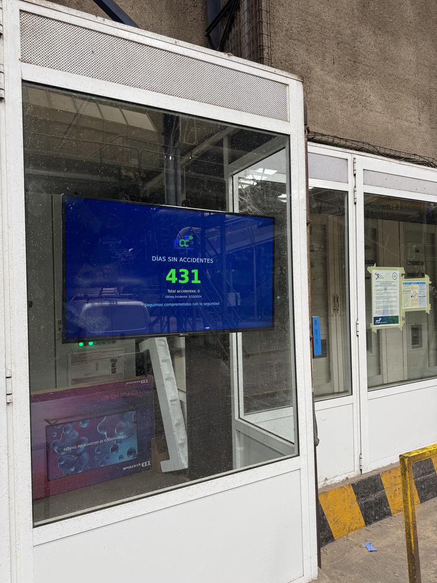 Pantalla industrial tras el cristal de la caseta de control mostrando 431 días sin accidentes