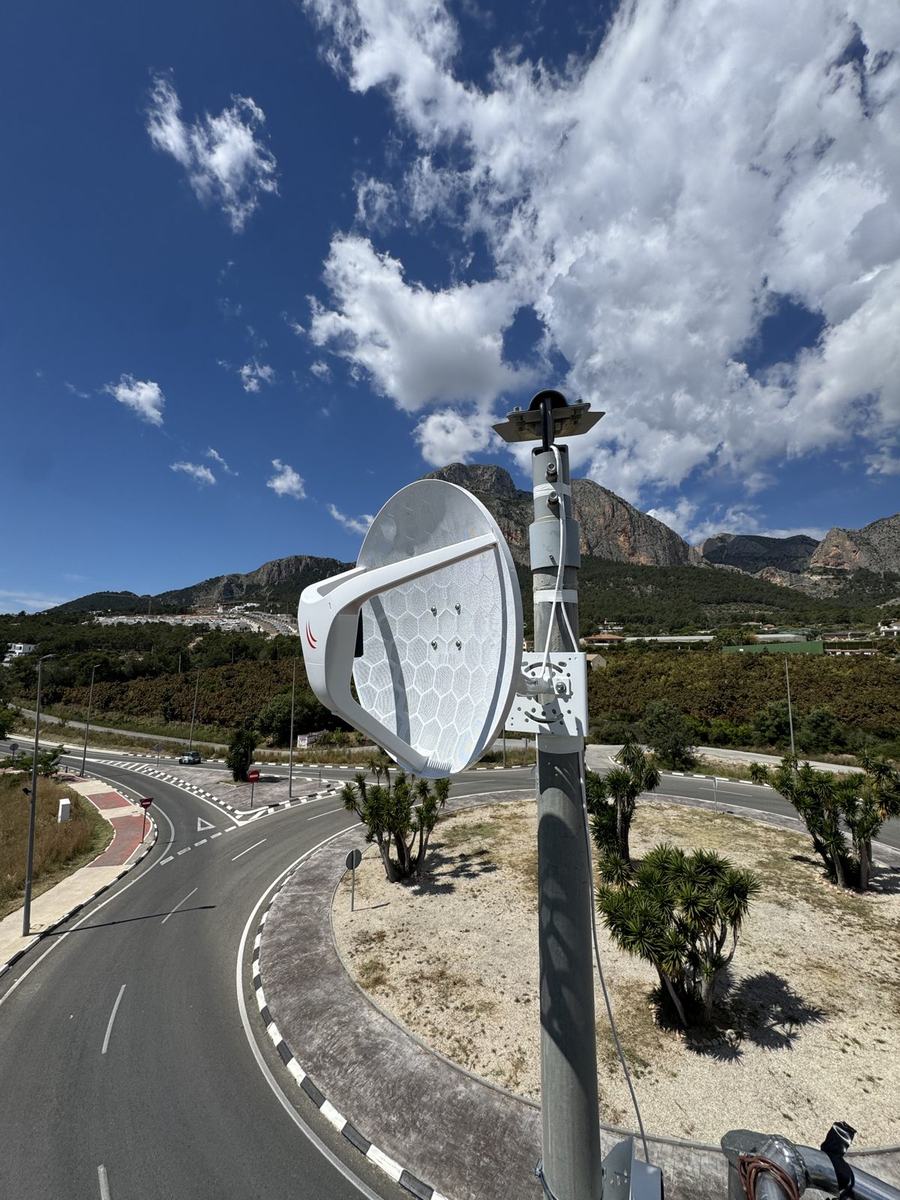 Parabólica de radioenlace y cámaras sobre poste en una rotonda de acceso a Polop de la Marina