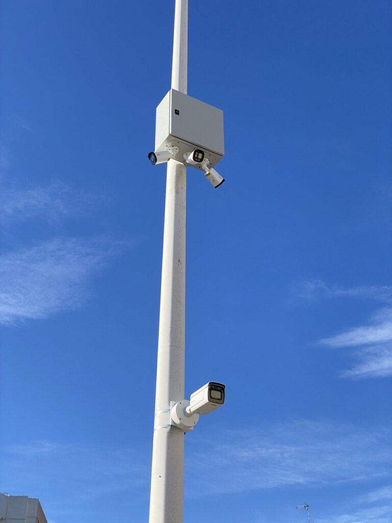 Poste con cajón estanco y cámaras de videovigilancia y lectura de matrículas