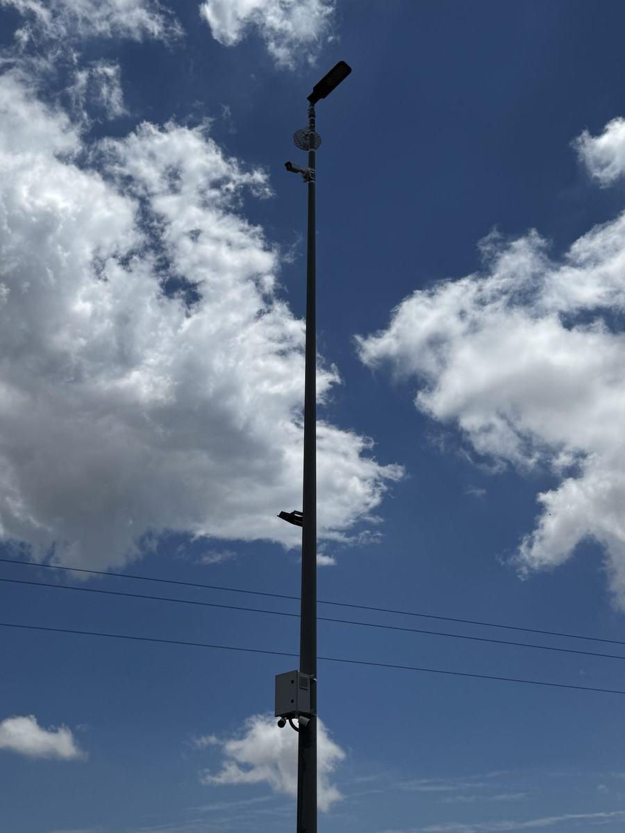Poste con cámaras de videovigilancia y equipo de radio