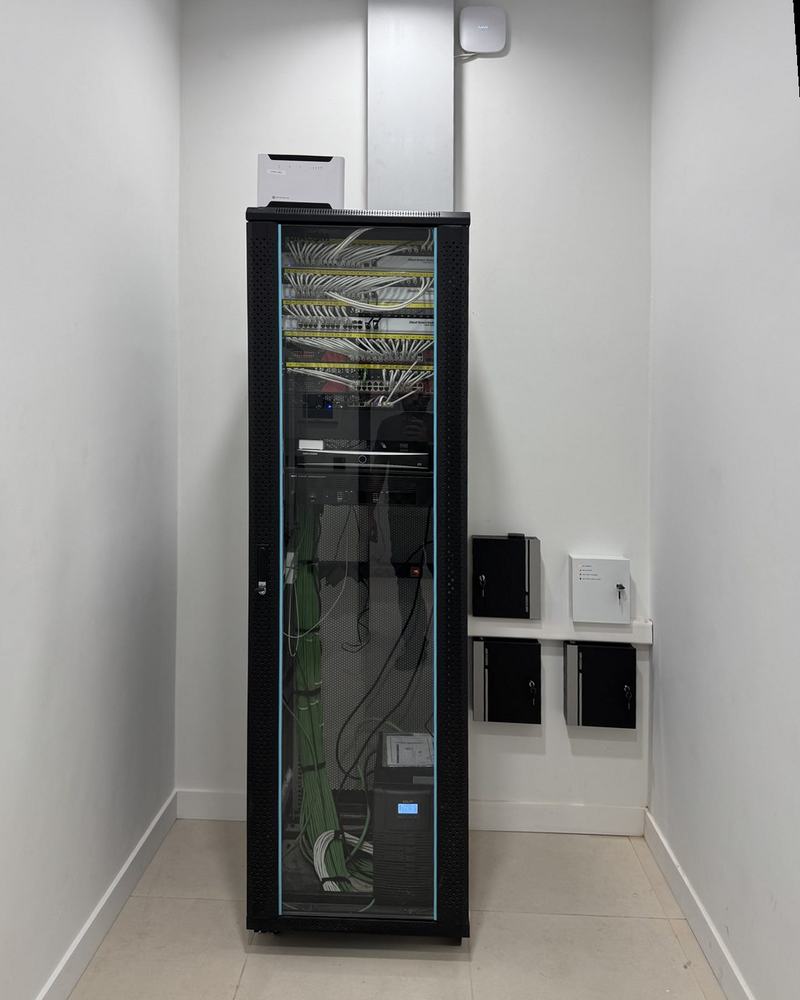 Rack 42U del concesionario en su sala técnica