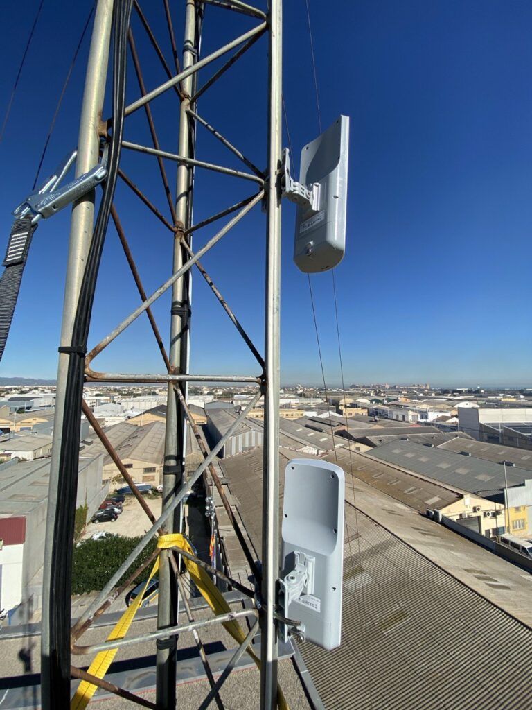 Radios de enlace instaladas en una torreta sobre el polígono