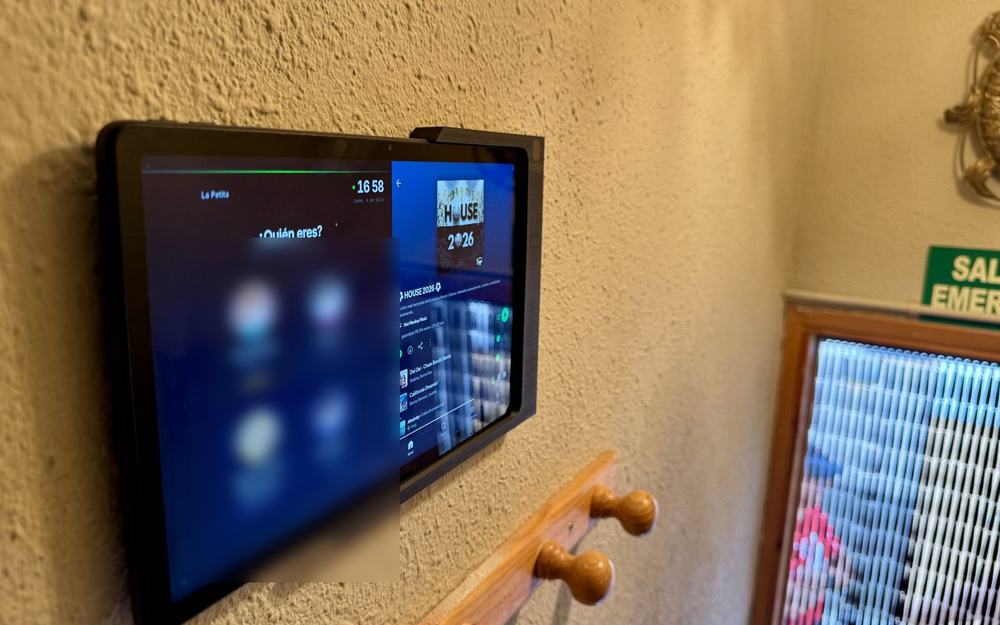 Tablet de fichaje FICHEA instalada en la pared de un negocio