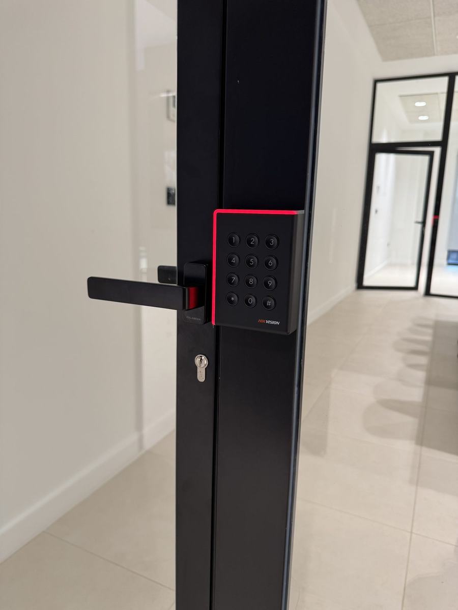 Teclado de control de accesos Hikvision en puerta
