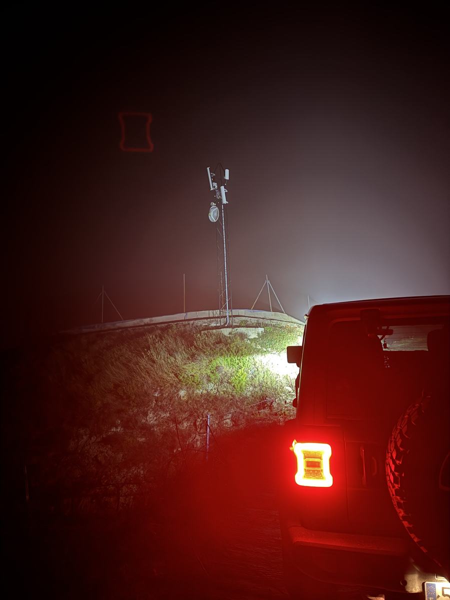 Torreta con antenas de radioenlace de la red inalámbrica de BAIOT, de noche